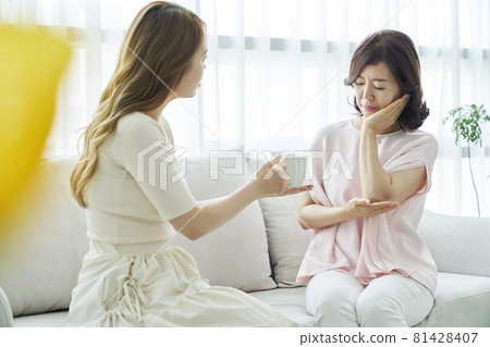 牙痛，年輕女子，中年婦女，家庭主婦，家庭主婦，家庭，父母，母親，女兒，母女，客廳，房子，房子，韓國 81428407