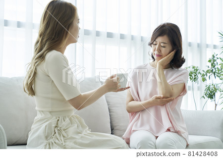 牙痛，年輕女子，中年婦女，家庭主婦，家庭主婦，家庭，父母，母親，女兒，母女，客廳，房子，房子，韓國 81428408