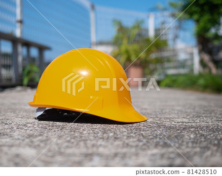地上的黃色頭盔 地上的黃色頭盔 81428510