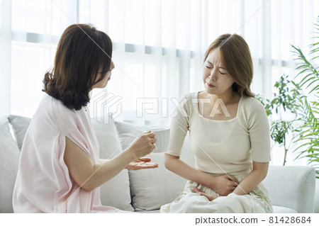 stomachache, young woman, middle-aged woman, housewife, housewife, family, parents, mother, daughter, mother and daughter, living room, house, home, korean stomachache, young woman, middle-aged woman, housewife, housewife, family, parents, mother, daughter, mother and daughter, living room, house, home, korean 81428684