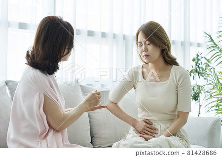 腹痛，年輕女子，中年婦女，家庭主婦，家庭主婦，家庭，父母，母親，女兒，母女，客廳，房子，房子，韓國 81428686