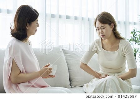 腹痛,年輕女子,中年婦女,家庭主婦,家庭主婦,家庭,父母,母親,女兒,母女,客廳,房子,房子,韓國 腹痛,年輕女子,中年婦女,家庭主婦,家庭主婦,家庭,父母,母親,女兒,母女,客廳,房子,房子,韓國 81428687