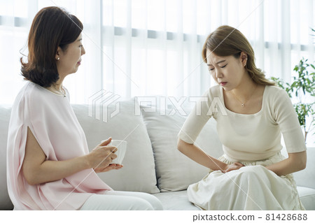 腹痛，年輕女子，中年婦女，家庭主婦，家庭主婦，家庭，父母，母親，女兒，母女，客廳，房子，房子，韓國 81428688