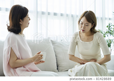 stomachache, young woman, middle-aged woman, housewife, housewife, family, parents, mother, daughter, mother and daughter, living room, house, home, korean stomachache, young woman, middle-aged woman, housewife, housewife, family, parents, mother, daughter, mother and daughter, living room, house, home, korean 81428689
