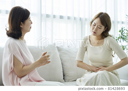 stomachache, young woman, middle-aged woman, housewife, housewife, family, parents, mother, daughter, mother and daughter, living room, house, home, korean 81428693