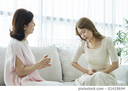 stomachache, young woman, middle-aged woman, housewife, housewife, family, parents, mother, daughter, mother and daughter, living room, house, home, korean 81428694