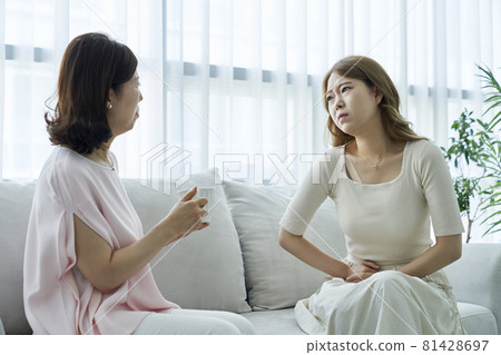 stomachache, young woman, middle-aged woman, housewife, housewife, family, parents, mother, daughter, mother and daughter, living room, house, home, korean 81428697