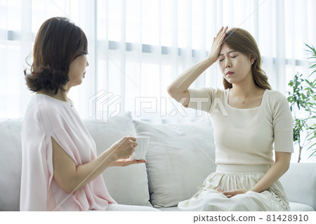 頭痛，年輕女子，中年婦女，家庭主婦，家庭主婦，家庭，父母，母親，女兒，母女，客廳，房子，房子，韓國 81428910