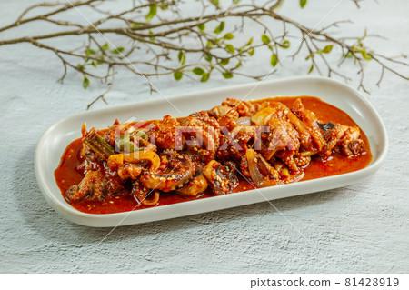 紅辣可口的炒章魚韓國菜 紅辣可口的炒章魚韓國菜 81428919