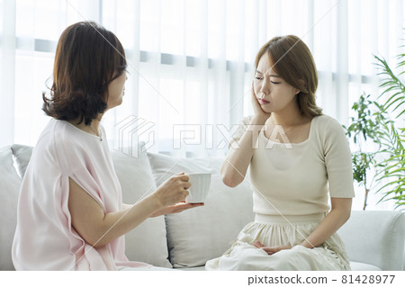 牙痛,年輕女子,中年婦女,家庭主婦,家庭主婦,家庭,父母,母親,女兒,母女,客廳,房子,房子,韓國 牙痛,年輕女子,中年婦女,家庭主婦,家庭主婦,家庭,父母,母親,女兒,母女,客廳,房子,房子,韓國 81428977