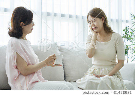 牙痛,年輕女子,中年婦女,家庭主婦,家庭主婦,家庭,父母,母親,女兒,母女,客廳,房子,房子,韓國 牙痛,年輕女子,中年婦女,家庭主婦,家庭主婦,家庭,父母,母親,女兒,母女,客廳,房子,房子,韓國 81428981