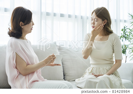 牙痛,年輕女子,中年婦女,家庭主婦,家庭主婦,家庭,父母,母親,女兒,母女,客廳,房子,房子,韓國 牙痛,年輕女子,中年婦女,家庭主婦,家庭主婦,家庭,父母,母親,女兒,母女,客廳,房子,房子,韓國 81428984