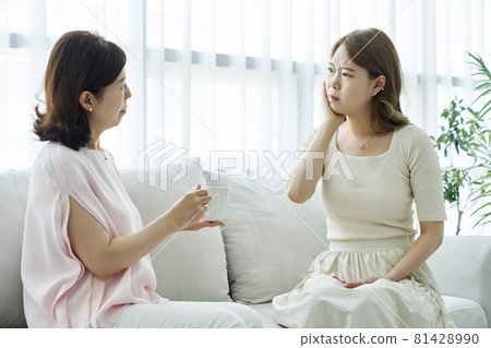 牙痛,年輕女子,中年婦女,家庭主婦,家庭主婦,家庭,父母,母親,女兒,母女,客廳,房子,房子,韓國 牙痛,年輕女子,中年婦女,家庭主婦,家庭主婦,家庭,父母,母親,女兒,母女,客廳,房子,房子,韓國 81428990