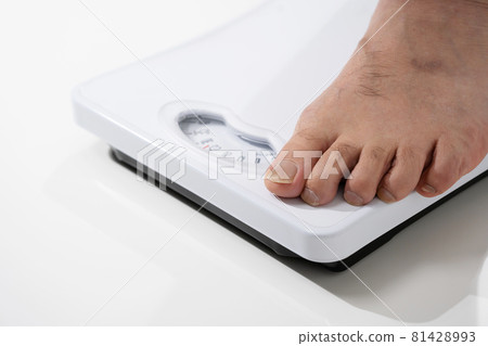 Senior man weighing Senior man weighing 81428993