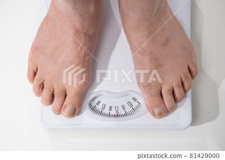 Senior man weighing Senior man weighing 81429000