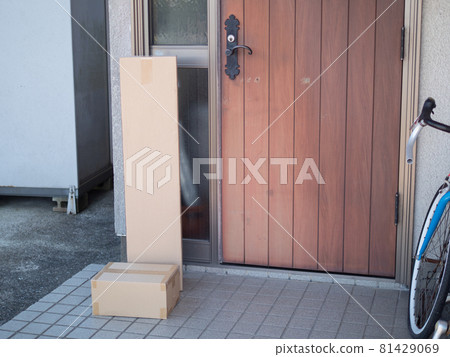 Cardboard with delivery completed 81429069