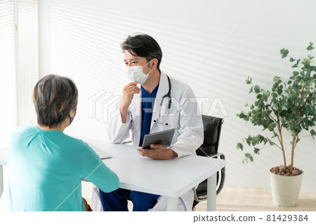 Doctor middle man white coat mask face-to-face 81429384