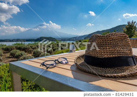 暑假圖片 可以看到富士山的湖邊草帽和眼鏡（山梨河口湖，2021 年 8 月） 81429431
