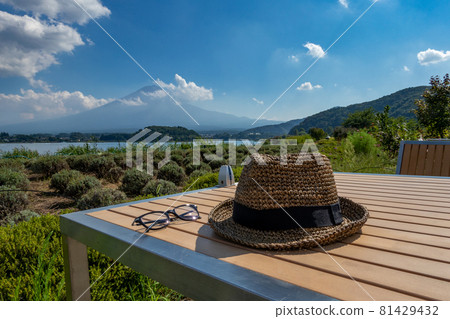 Summer vacation image Straw hat and glasses at the lakeside where you can see Mt. Fuji (Yamanashi Kawaguchiko, August 2021) Summer vacation image Straw hat and glasses at the lakeside where you can see Mt. Fuji (Yamanashi Kawaguchiko, August 2021) 81429432