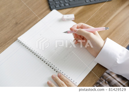 Female high school student to study 81429529