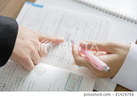 Hands of a high school girl who teaches study 81429788