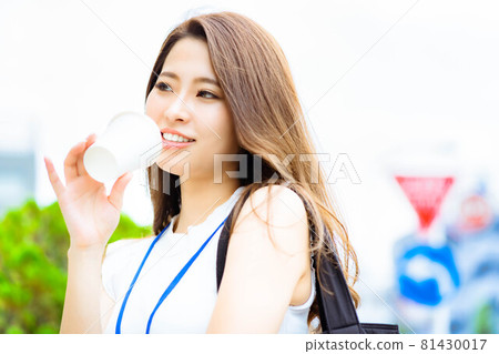 在戶外喝咖啡的女商人 81430017