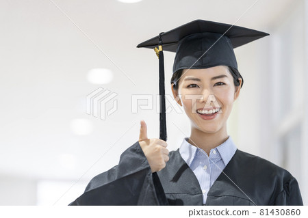 A smiling woman wearing an academic gown and a cap Photographing cooperation: Japanese Language School attached to Chuo Institute of Technology 81430860