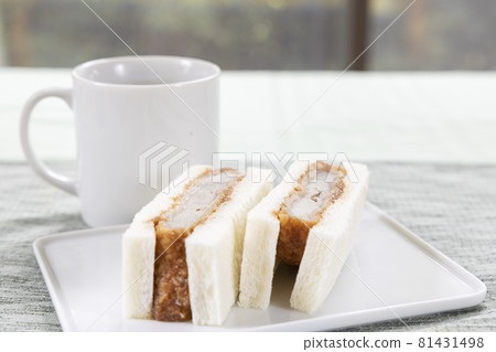 美味的炸魚排三明治和熱咖啡 81431498