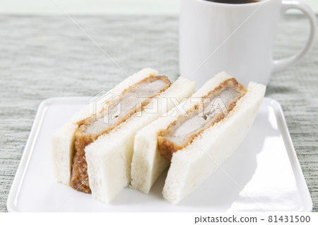 美味的豬排三明治和熱咖啡 美味的豬排三明治和熱咖啡 81431500