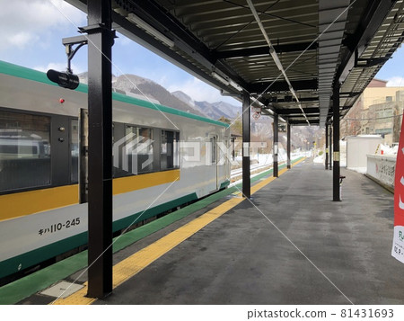 從柴油車的車窗,陸羽線,鳴子溫泉站,奧之細道Yukemuri線 從柴油車的車窗,陸羽線,鳴子溫泉站,奧之細道Yukemuri線 81431693