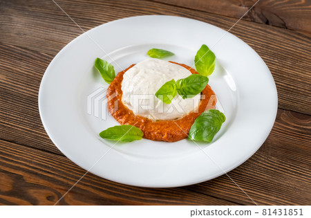 Mozzarella with tomato sauce 81431851