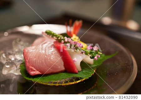 Sashimi with outstanding freshness to taste at a luxury inn 81432090