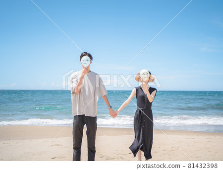 Sea, couple, dried flowers Sea, couple, dried flowers 81432398