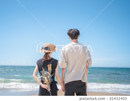 Sea, couple, dried flowers Sea, couple, dried flowers 81432403