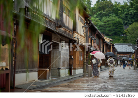 一位身著和服的女人撐著雨傘走在多雨的東茶屋區 81432650