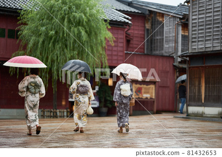 一位身著和服的女人撐著雨傘走在多雨的東茶屋區 81432653