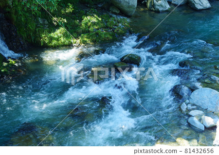 小河流 山間溪流 河道 流經岩石區的河流 小河流 山間溪流 河道 流經岩石區的河流 81432656