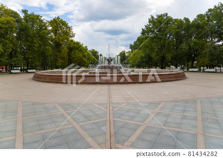Repinskiy fountain in Bolotnaya square, center of Moscow near the Kremlin, Russia Repinskiy fountain in Bolotnaya square, center of Moscow near the Kremlin, Russia 81434282
