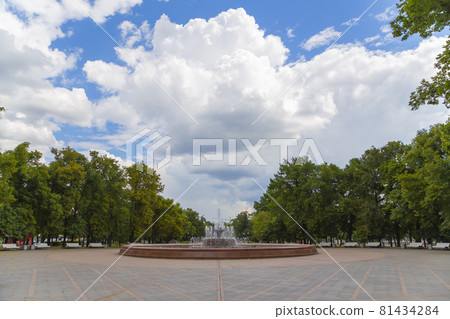 Repinskiy fountain in Bolotnaya square, center of Moscow near the Kremlin, Russia Repinskiy fountain in Bolotnaya square, center of Moscow near the Kremlin, Russia 81434284