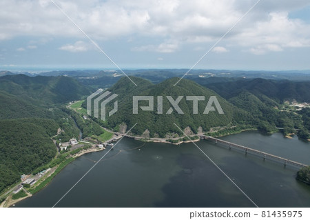 夏季釜房湖鳥瞰圖（釜房大橋和大壩） 81435975