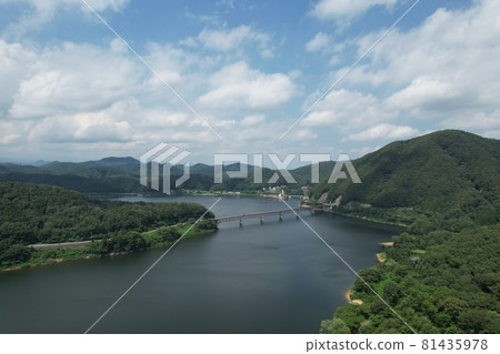 夏季釜房湖鳥瞰圖（釜房大橋） 81435978