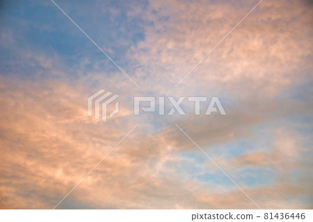 Beautiful sky painted by the sun leaving bright golden shades 81436446