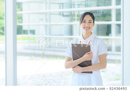 微笑在醫院工作的白大褂的醫務工作者 微笑在醫院工作的白大褂的醫務工作者 81436493