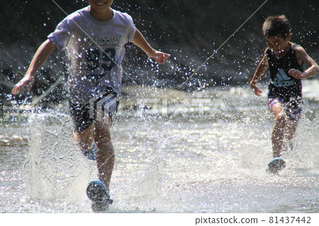 Playing in the river, splashing water, running children, Arakawa Yobake, Chichibu, water drops Playing in the river, splashing water, running children, Arakawa Yobake, Chichibu, water drops 81437442