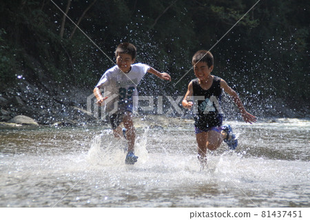 在河裡玩耍,潑水,奔跑的孩子,荒川夜行,秩父,水滴 在河裡玩耍,潑水,奔跑的孩子,荒川夜行,秩父,水滴 81437451