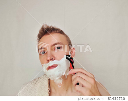 刮鬍子的男人刮鬍子 刮鬍子的男人刮鬍子 81439710