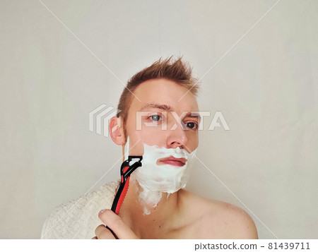 刮鬍子的男人刮鬍子 刮鬍子的男人刮鬍子 81439711