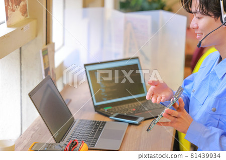 Online meeting_Electrical engineer who makes the board look smiling 1 81439934