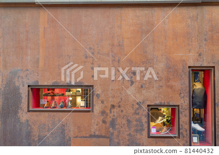 東京新宿區鬧市區一家鞋店的外牆 81440432