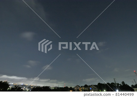 雨季出現在雲層之間的北斗七星部分 81440499
